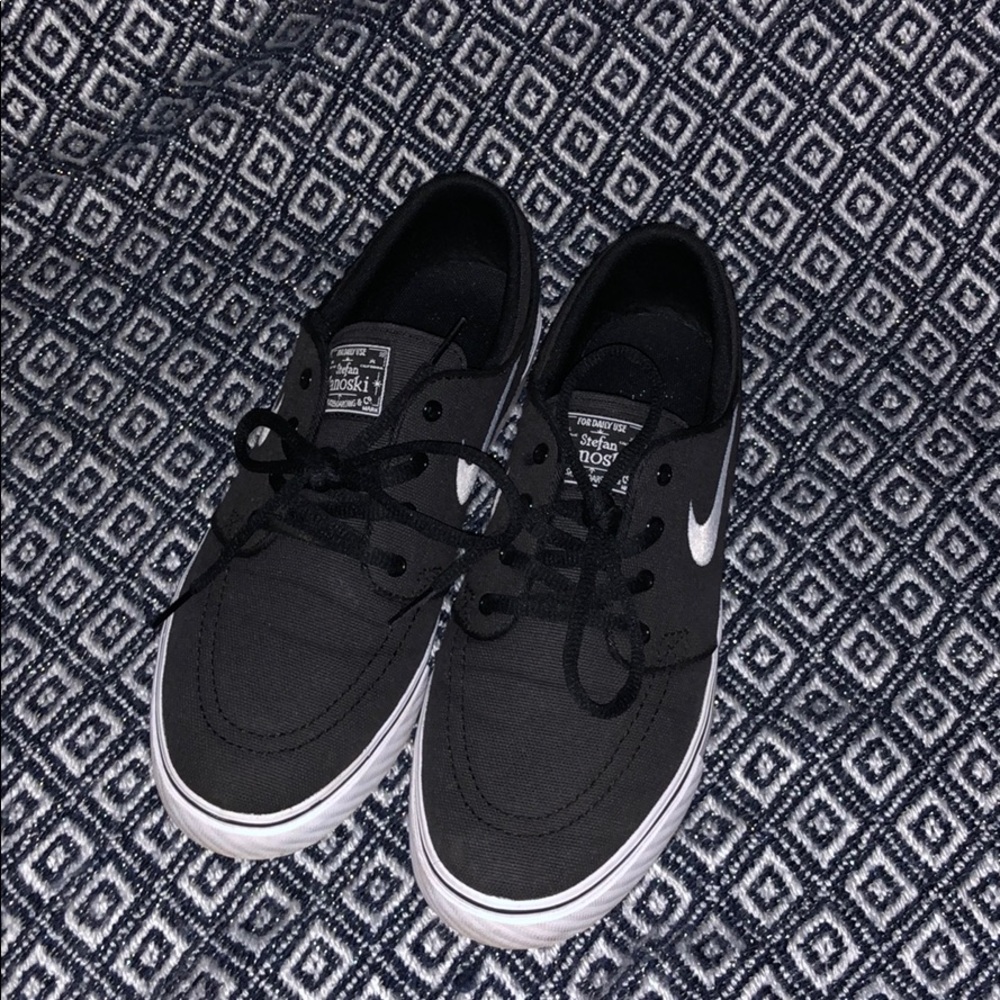 Nike Janoskis.